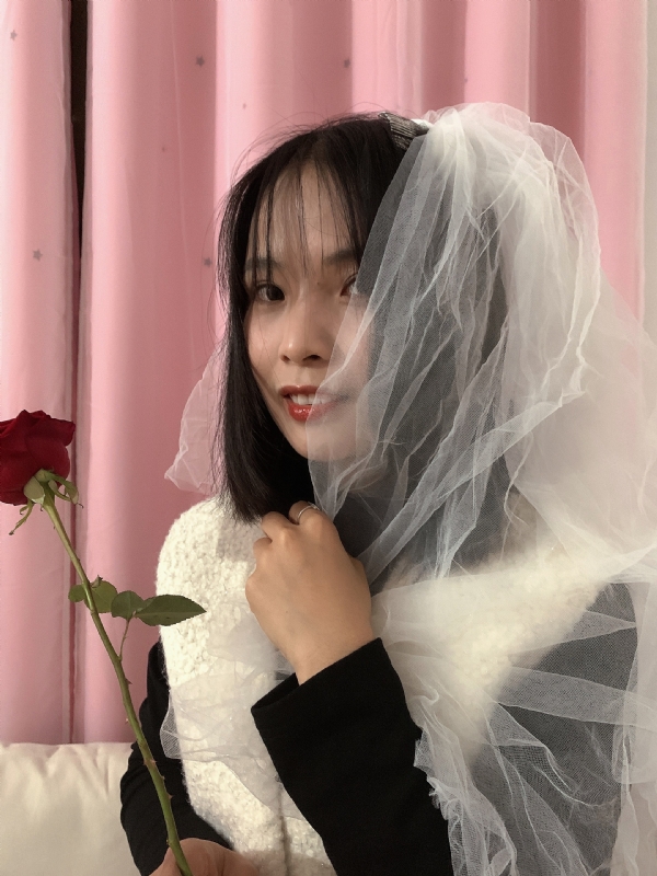 持紫菜包饭的女孩的第一张照片--淄博相亲服务中心